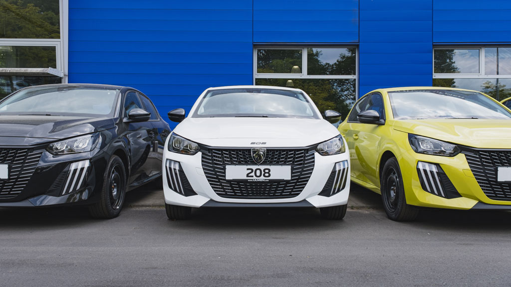 Famille découvrant l'intérieur d'un SUV électrique en concession